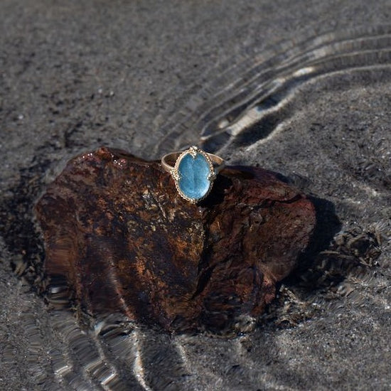 AMÁLI 18K Misty Blue Aquamarine Ring