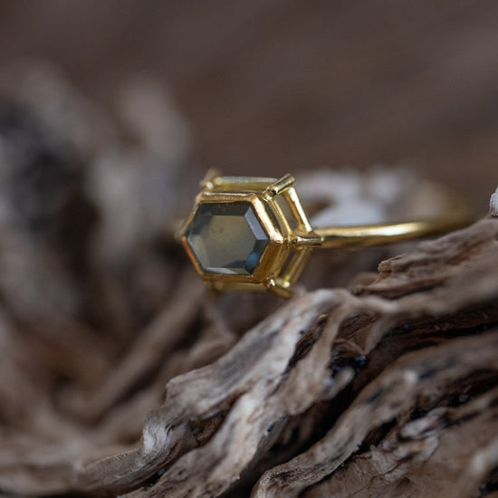 18K Yellow Gold Sapphire Ring