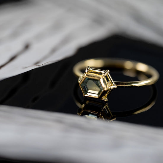 Load image into Gallery viewer, 18K Yellow Gold Sapphire Ring
