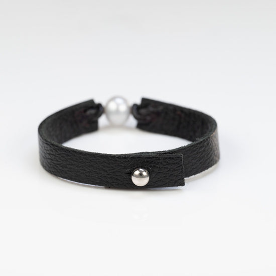 Load image into Gallery viewer, Pearl Drop Black Leather Bracelet
