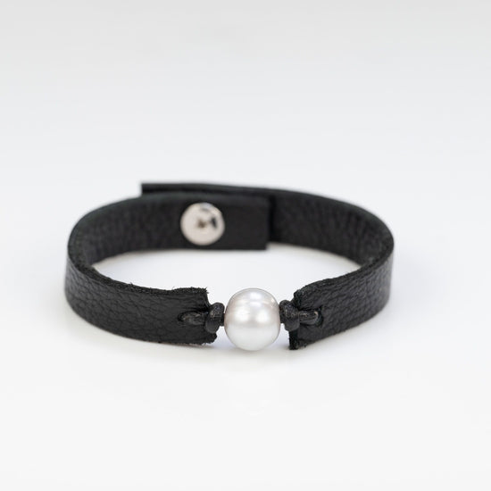 Load image into Gallery viewer, Pearl Drop Black Leather Bracelet
